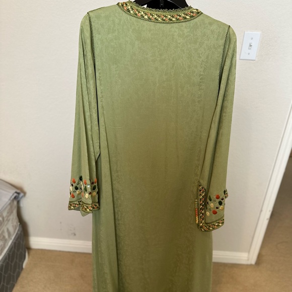 Vintage Moroccan Green Kaftan with Orange Embroideries. Size 16 - Picture 9 of 12